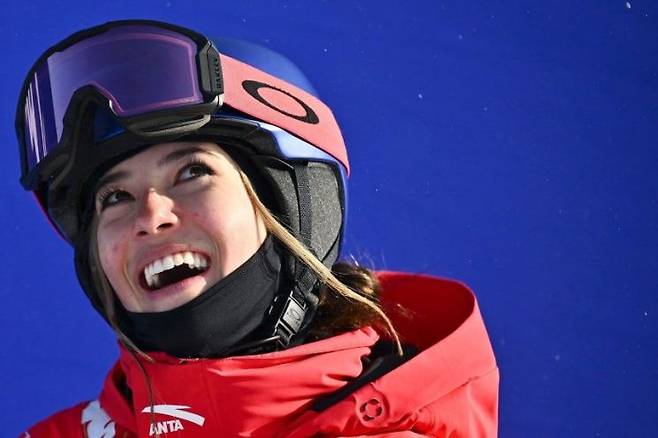 지난 2022년 2월 18일(현지시간) 2022 베이징 동계올림픽 프리스타일 스키 여자 프리스키 하프파이프 결승전에서 중국 선수 구아이링이 자신의 점수를 기다리고 있다. AFP연합뉴스