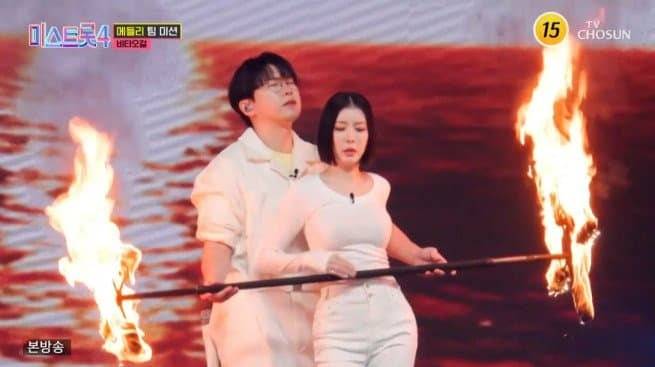 미스트롯4 메들리팀전에서 '미스터트롯3' 춘길(뒤쪽)과 '비타오걸' 팀 장혜리가 불쇼를 선보이고 있다. /TV조선 캡쳐