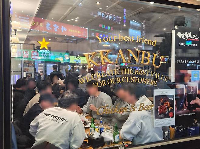 5일 오후 8시쯤 경기 이천시 부발읍 SK하이닉스 본사 인근 치킨집이 손님으로 가득 찼다. /김관래 기자