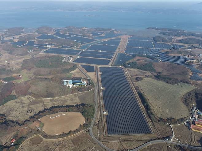 태안 안면도 일대 600만㎡ 부지에 조성된 태안 태양광 발전소의 항공 사진. /태안안면클린에너지 제공