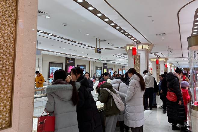 지난 5일 오후 3시쯤(현지시각) 베이징 최대 금 백화점 차이바이 1층. 금 악세서리를 사려는 방문객들의 발걸음이 분주했다. /베이징=이은영 특파원