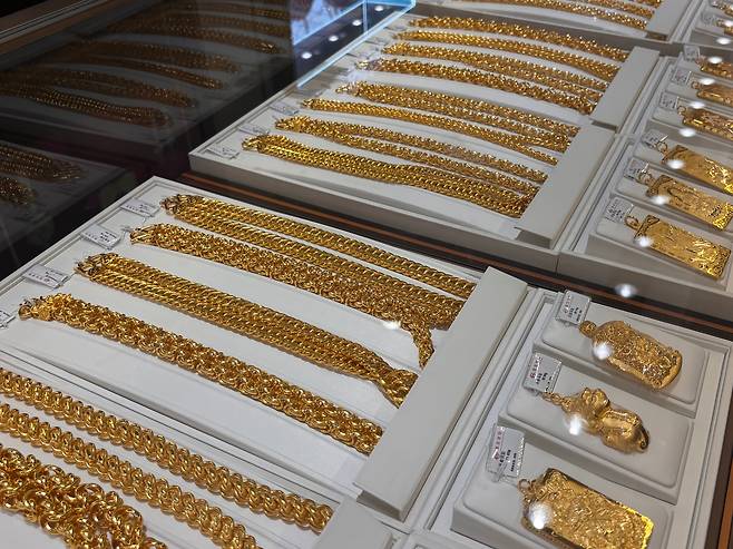 2월 5일 오후 3시쯤(현지시각) 베이징 금 백화점 차이바이에 금목걸이가 진열돼 있다. /베이징=이은영 특파원