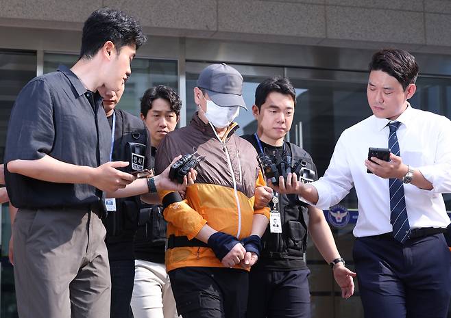 사제 총기 살해 사건 피의자 A 씨(62·남)가 30일 오전 인천논현경찰서에서 검찰로 송치되고 있다. A씨는 지난 20일 오후 9시 31분쯤 인천시 연수구 송도 아파트에서 사제 총기로 산탄을 발사해 아들 B씨를 살해한 혐의를 받고 있다./뉴스1