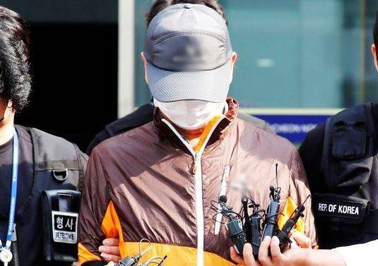 지난해 7월 생일상을 차려준 아들을 사제 총기로 살해한 60대 남성 A씨. ⓒ뉴시스