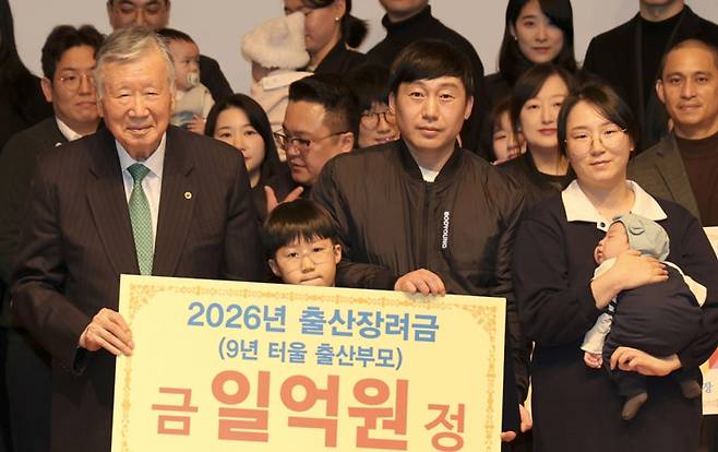 이중근 부영그룹 회장(왼쪽)이 5일 서울 중구 부영태평빌딩에서 열린 2026년 시무식에서 지난해 출산한 직원에게 출산장려금을 지급하고 있다. 부영그룹 제공