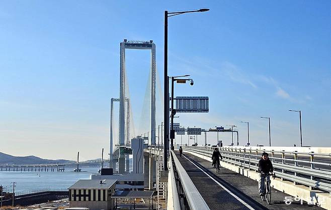 지난달 24일 인천 청라하늘대교에서 시민들이 자전거 주행을 즐기고 있다. 청라하늘대교는 차량·보행자·자전거 겸용 교량이 1월 5일 개통된 후 영하의 날씨에도 시원스러운 조망으로 산책과 라이딩 코스로 인기다.
최승훈 채널A 스마트리포터 press653@donga.com