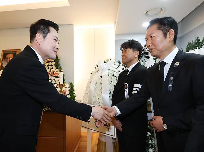 장동혁 국민의힘 대표가 30일 서울 종로구 서울대학교병원 장례식장에 마련된 고 이해찬 전 국무총리의 빈소에서 조문을 한 뒤 정청래 더불어민주당 대표와 악수하고 있다. 2026.1.30 뉴스1