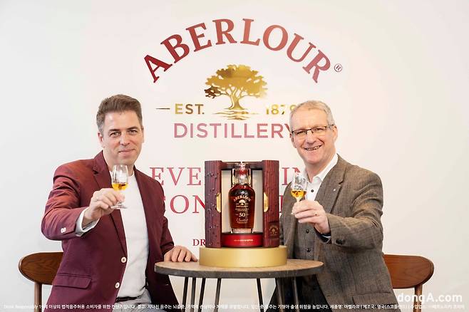 (왼쪽부터)미겔 파스칼 페르노리카코리아 마케팅 총괄전무, 그레임 크뤽생크 아벨라워 마스터 디스틸러