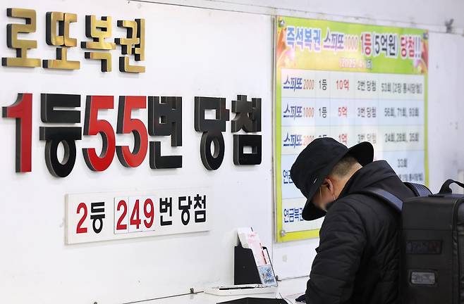 서울 노원구에 위치한 복권 판매점을 찾은 시민이 복권을 구매하고 있다. ⓒ News1