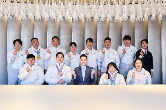 사진=배동현 BDH재단 이사장이 국가대표 선수단과 기념사진을 촬영하고 있다.