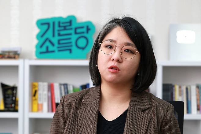 용혜인 기본소득당 대표가 3일 오전 서울 영등포구 여의도동 의원회관에서 한겨레와 만나 인터뷰하고 있다. 정용일 선임기자 yongil@hani.co.kr