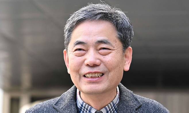곽상도 전 의원이 6일 서울 서초구 서울중앙지방법원에서 열린 1심 선고를 마친 뒤 입장을 밝히며 미소를 짓고 있다. 이날 법원은 ‘대장동 50억 클럽’ 관련 범죄 수익을 은닉한 혐의를 받는 곽 의원에 대한 공소를 기각했다. 연합뉴스