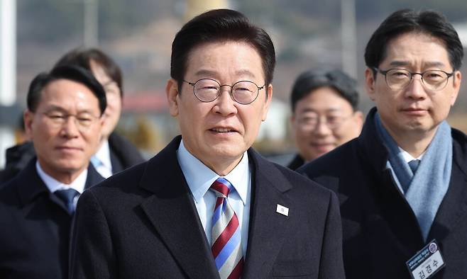 이재명 대통령이 6일 경남 거제시 견내량 인근에서 열린 남부내륙철도 착공식에 입장하고 있다. 연합뉴스