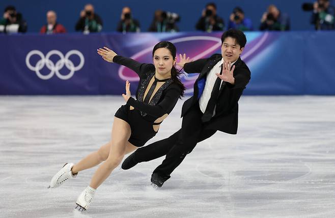 임해나-권예 짝이 6일(현지시각) 이탈리아 밀라노 아이스스케이팅 아레나에서 열린 2026 밀라노·코르티나담페초겨울올림픽 피겨 단체전 아이스댄스 리듬댄스 연기를 펼치고 있다. 밀라노/연합뉴스