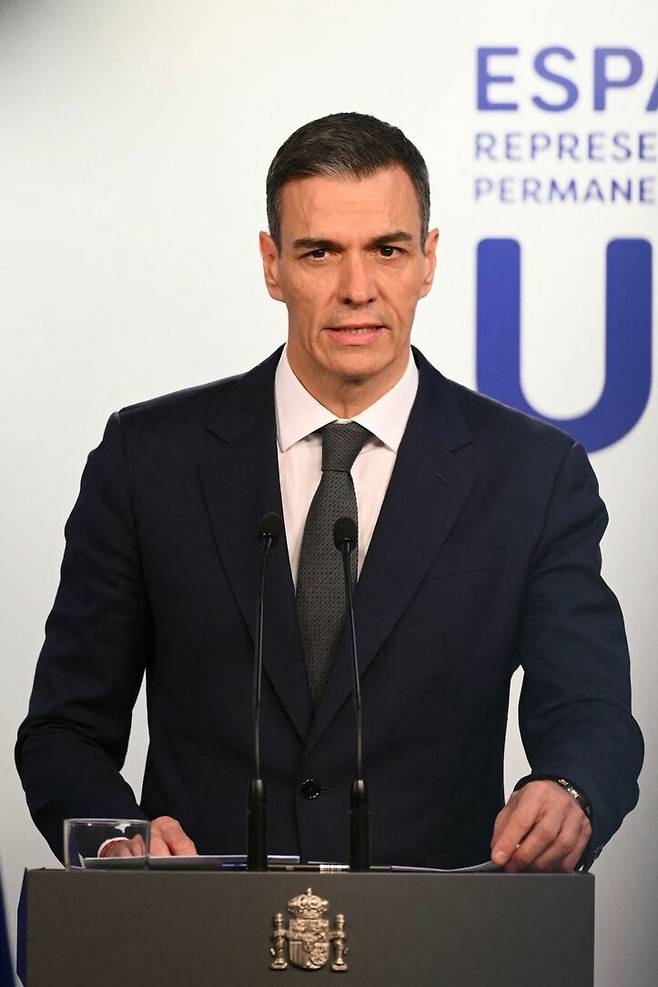 페드로 산체스 스페인 총리가 2026년 1월22일 브뤼셀 유럽연합(EU) 본부에서 열린 도널드 트럼프 미국 대통령의 그린란드 위협에 대한 유럽연합 이사회 긴급회의 뒤 기자회견에서 연설하고 있다. AFP 연합뉴스