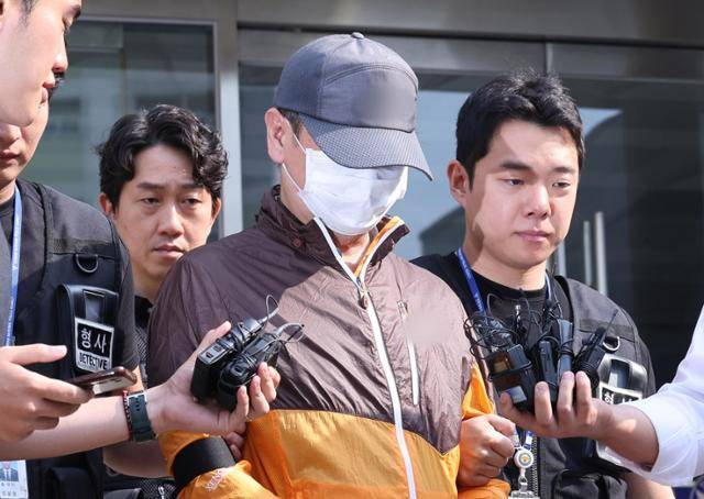 생일잔치를 열어 준 아들을 사제총기로 살해한 혐의를 받는 60대 A씨가 지난해 7월 30일 인천 논현경찰서에서 검찰로 송치되고 있다. 뉴스1