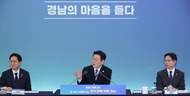 이재명 대통령이 6일 창원 성산구 창원컨벤션센터에서 열린 '경남의 마음을 듣다' 타운홀미팅 간담회에서 발언하고 있다. 왼쪽부터 배경훈 부총리 겸 과학기술정보통신부 장관, 이 대통령, 김경수 지방시대위원장. 창원=연합뉴스