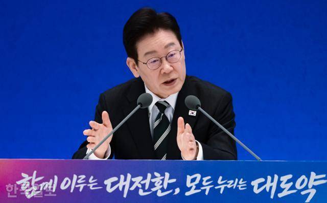 이재명 대통령이 지난달 21일 청와대 영빈관에서 열린 신년 기자회견 '함께 이루는 대전환, 모두 누리는 대도약'에서 발언하고 있다. 이 대통령은 퇴직연금 기금화가 치솟는 환율을 방어하기 위한 수단이라는 지적에 대해 "헛소문"이라고 선을 그었다. 왕태석 선임기자