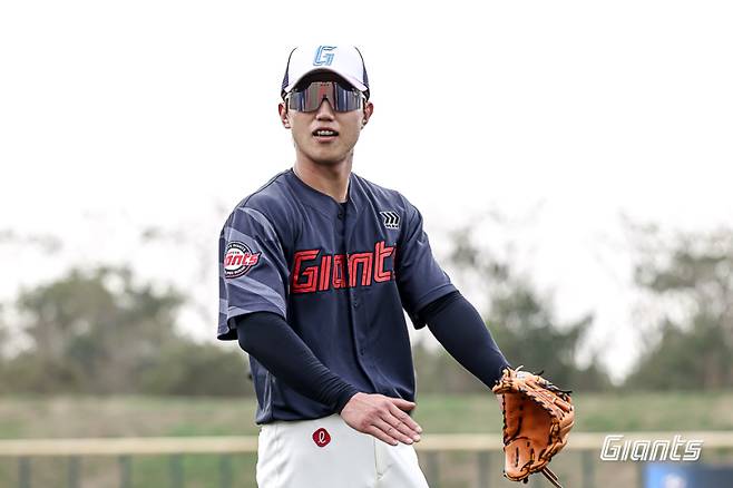 전민재가 지난달 31일 대만 타이난 아시아-태평양 국제야구센터에서 수비 훈련을 하고 있다.&nbsp;