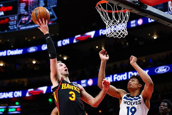 <yonhap photo-2073=""> Atlanta Hawks guard Luke Kennard (3) shoots over Minnesota Timberwolves forward Joan Beringer (19) during the second half of an NBA basketball game, Wednesday, Dec. 31, 2025, in Atlanta. (AP Photo/Colin Hubbard)/2026-01-01 07:27:21/ <저작권자 ⓒ 1980~2026 ㈜연합뉴스. 무단 전재 재배포 금지, AI 학습 및 활용 금지></yonhap>