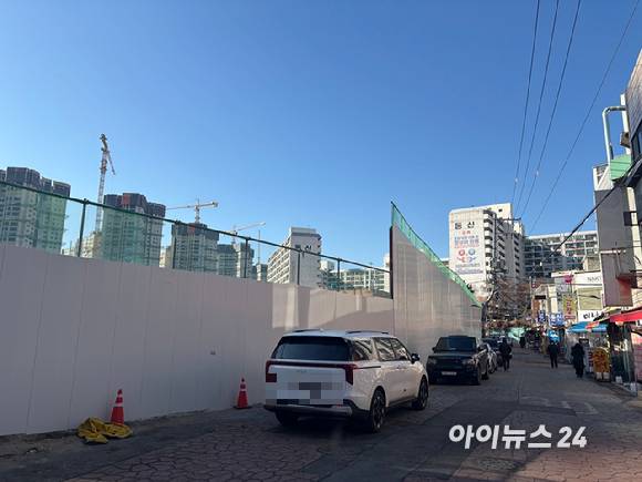 서울 노원구 신축 중흥s클래스 시공현장과 맞물린 노후주택들과 구축 동신아파트가 보이고 있다. [사진=김민지 기자]