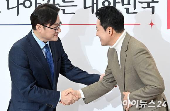 장동혁 국민의힘 대표가 지난 5일 서울 여의도 국회에서 홍익표 청와대 정무수석을 접견해 인사를 하고 있다. [사진=곽영래 기자]