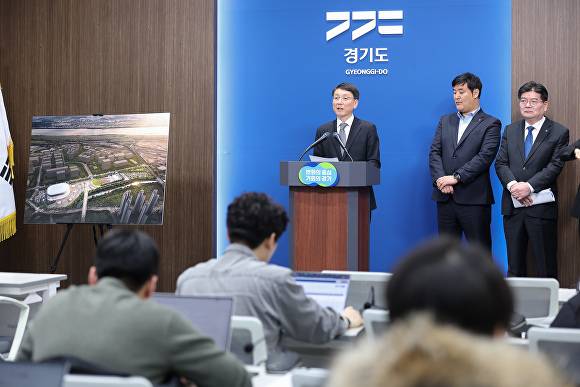 6일 오전 경기도청 브리핑룸에서 김성중 행정1부지사가 K-컬처밸리 관련 언론브리핑을 하고있다. [사진=경기도]