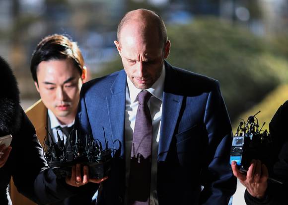 쿠팡의 대규모 개인정보 유출 사태에 대해 '셀프 조사'로 증거를 인멸한 혐의를 받는 해롤드 로저스 쿠팡 한국 임시 대표가 피의자 신분으로 조사를 받기 위해 30일 서울경찰청으로 출석하고 있다. [사진=연합뉴스]