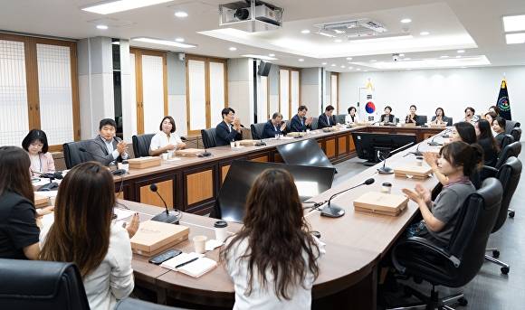 부산교육청에서 부산광역시 강서구 강서유치원의 돌봄교실 수용 관련 회의가 진행되고 있다. [사진=부산광역시 강서구의회]