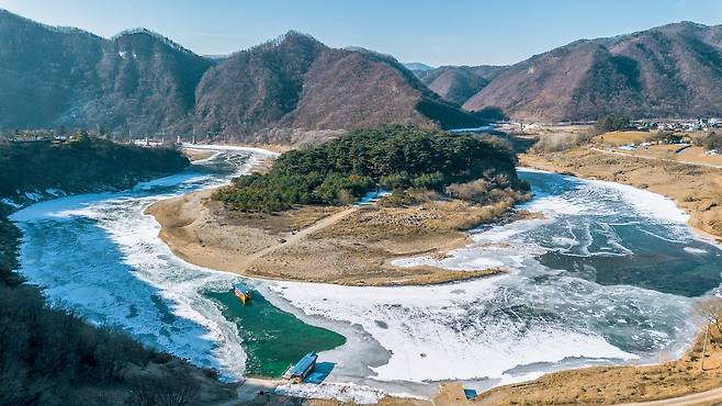 단종이 귀양살이를 한 강원도 영월 청령포. 서강이 사방을 휘감고, 뒤로는 산이 옹벽처럼 받치고 있는 이른바 ‘육지 안의 섬’이다. 육로가 없어 지금도 나룻배로만 드나들 수 있다. 강물이 얼어붙는 겨울에도 아침마다 언 강을 깨뜨려 배를 띄운다.