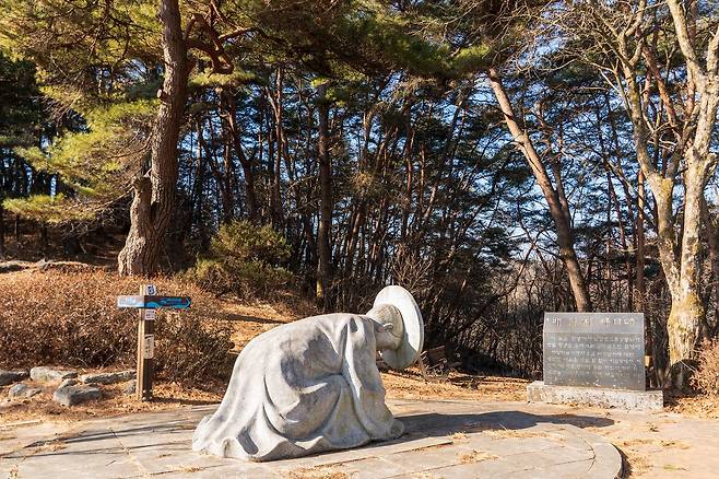 배일치재. 단종이 한양을 향해 절을 올리는 모습의 석상이 있다.
