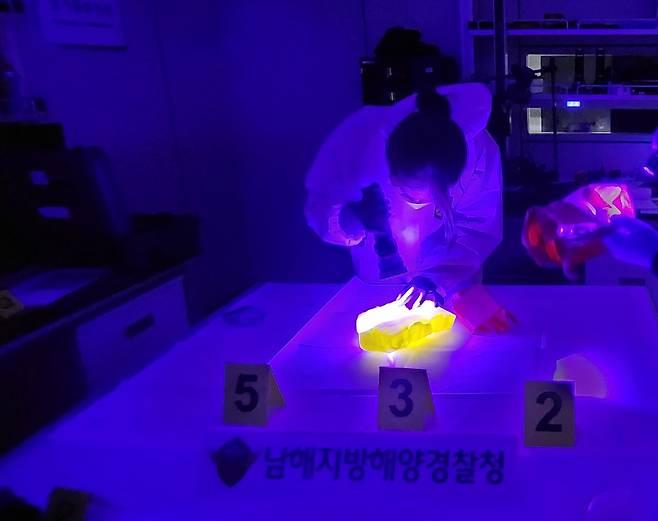 남해지방해경청 소속 강민혜 경사는 지난 12월 경찰청이 주관한 지문감정관 자격시험에 합격했다. 해경 첫 합격자다. 해양경찰청