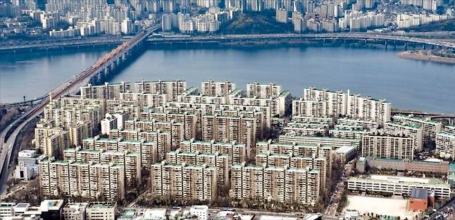 < “5월 전 팔자” 급매 나오는 강남권 > 정부가 오는 5월 9일 다주택자 양도세 중과 유예를 종료하기로 하면서 서울 강남권을 중심으로 아파트 매물이 늘고 있다. 최근 호가가 시세에 비해 수억원 낮은 매물이 등장한 강남구 압구정 현대아파트.  /최혁 기자