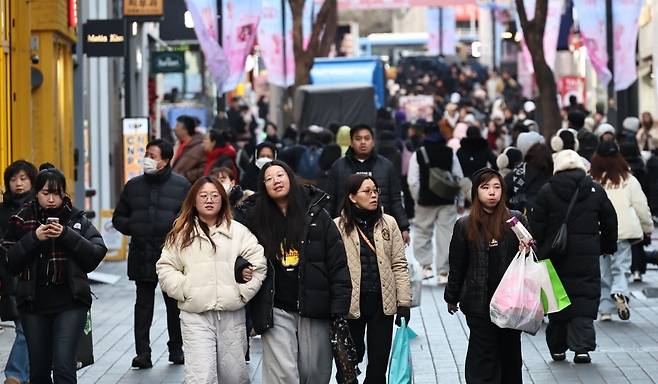 외국인 관광객들이 서울 중구 명동거리 둘러보고 있다.사진=연합뉴스