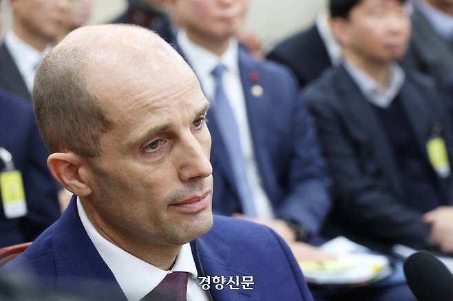 국회에서 지난해 12월30일 열린 쿠팡 개인정보 유출 등에 관한 청문회에서 해롤드 로저스 쿠팡 한국 임시대표가 의원 질의를 듣고 있다. 한수빈 기자