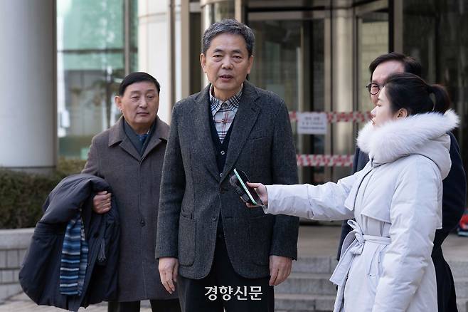 곽상도 전 국민의힘 의원이 6일 서울 서초구 서울중앙지방법원에서 열린 범죄수익은닉규제법 위반 혐의 1심 선고 공판 후 법원을 나서며 취재진의 질문에 답하고 있다. 곽 전 의원은 이날 법원에서 공소기각 판결을 받았다. 성동훈 기자