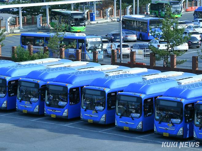 지난해 4월 서울 송파구 한 공영주차장에 시내버스들이 주차돼 있다. 쿠키뉴스 자료사진