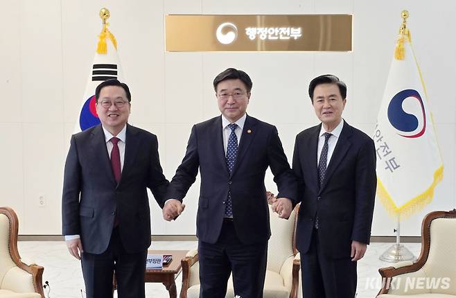 6일 세종청사 행안부장관실에서 (왼쪽부터) 이장우 대전시장, 윤호중 행정안전부 장관, 김태흠 충남도지사가 행정통합의 합의점을 찾기 위해 손을 잡고 있다. 사진=명정삼 기자
