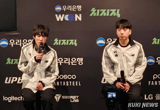 (왼쪽부터) ‘고스트’ 장용준과 고동빈 KT 롤스터 감독이 6일 서울 종로구 치지직 롤파크 LCK 아레나에서 열린 ‘2026 LCK컵’ 플레이인 DN 수퍼스와의 경기가 끝난 뒤 기자회견에 참석하고 있다. 송한석 기자