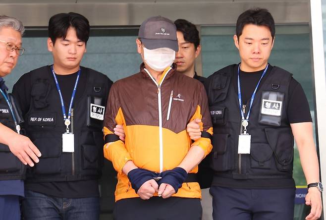인천 송도에서 사제총기로 아들을 살해한 60대 남성 A씨가 지난해 7월 30일 인천 논현경찰서 유치장에서 검찰로 송치되고 있다. 연합뉴스