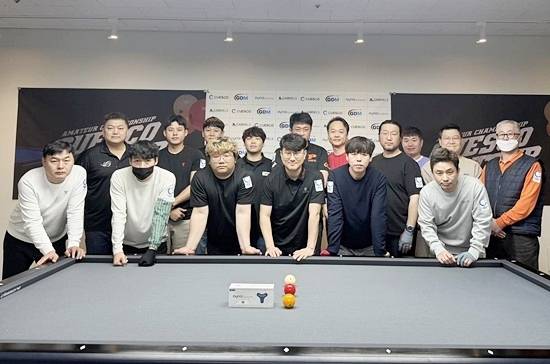 치열한 예선을 뚫고 큐스코투어 1차대회 본선에 진출한 16명이 경기 전 포즈를 취하고 있다.(사진=큐스코)