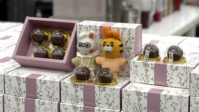 6일 호반그룹은 김대헌 기획총괄사장이 직접 나서 임직원 200명에게 두바이쫀득쿠키 800개를 선물했다고 밝혔다. 사진은 직원들에게 제공된 두쫀쿠 4개 세트.  [사진=호반그룹]