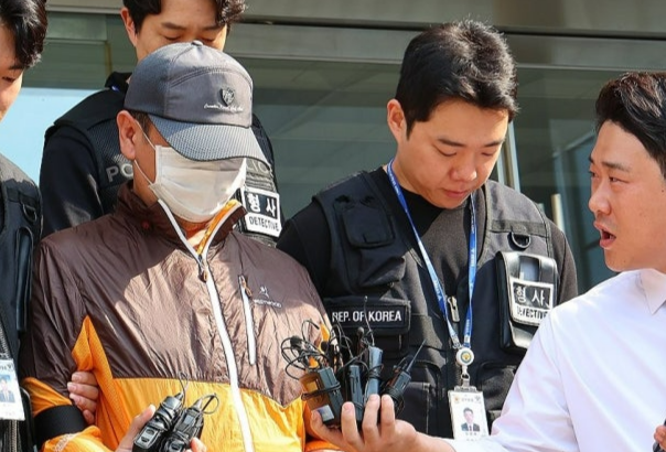 인천 송도에서 사제 총기로 아들을 살해한 60대 남성 A씨가 지난달 30일 인천 논현경찰서 유치장에서 검찰로 송치되고 있다. [연합뉴스]