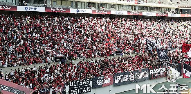 FC 서울 서포터스. 서울은 2025시즌 K리그1 19차례 홈 경기에서 총 44만 516명의 관중을 불러 모았다. 평균 23,185명이다. 서울은 코로나19와 완전히 작별한 2023시즌부터 3시즌 연속 평균 2만 관중을 돌파한 데다가 K리그 평균 관중 1위를 지켰다. 이는 프로스포츠인 K리그에서 더 조명받고 인정받아야 할 기록이다. 사진=이근승 기자