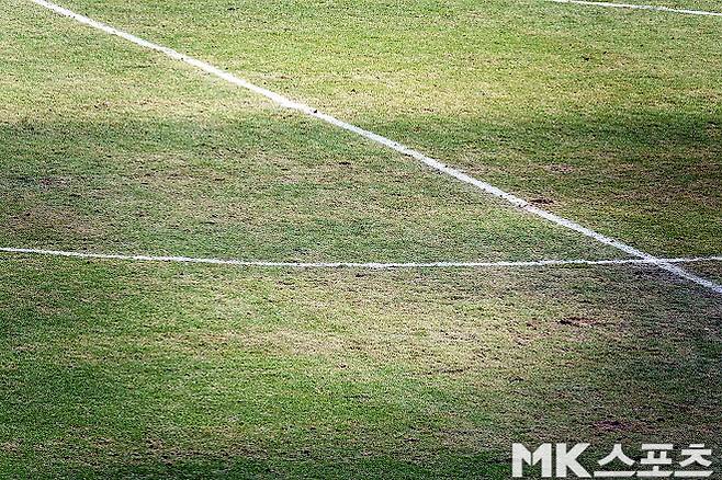 2026년에도 이런 잔디에서 프로축구 경기가 치러지는 걸 봐야 할까. ‘날씨가 안 좋아서’, ‘예산이 없어서’, ‘지자체와 소통이 되질 않아서’ 등 핑계는 많다. 푯값을 지불하고 경기장을 찾은 팬들을 조금이라도 생각한다면, 프로스포츠에서 잔디 관리가 안 되는 것으로 핑계는 대지 말아야 한다. 정상적인 구조의 프로스포츠라면, 기본 중의 기본인 잔디 관리가 안 되는 건 프로의 자격이 없는 거다. 사진=이근승 기자