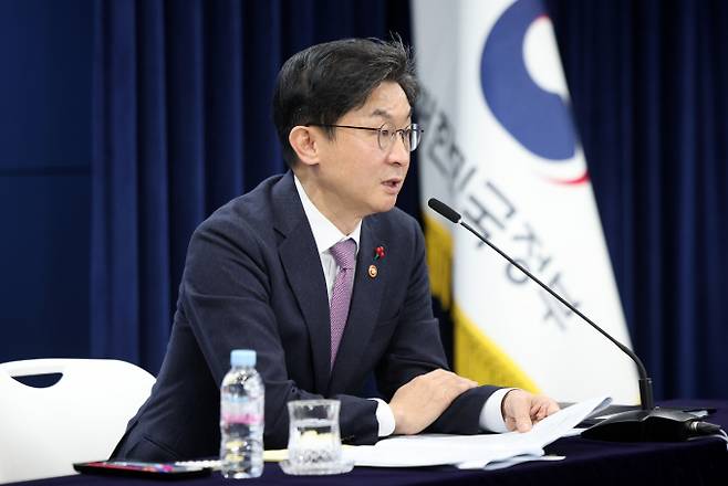 이억원 금융위원회 위원장이 지난 5일 서울 여의도 국회에서 열린 국회 정무위원회 전체회의에 부실기업에 대한 국내 증시 퇴출에 속도를 내겠다는 의지를 드러냈다. 사진은 이 위원장이 1월28일 정부서울청사에서 열린 기자간담회에 참석했던 모습. /사진=뉴시스