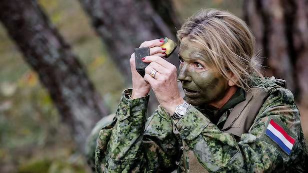 작년 10월 왕립 헌병대 훈련에 참여한 막시마 왕비가 군복 차림에 얼굴에 위장 크림을 바르고 있다. 인스타그램 캡처