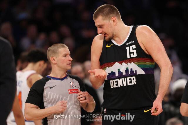 경기가 풀리지 않자 심판에게 항의하는 덴버의 니콜라 요키치(오른쪽). /게티이미지코리아