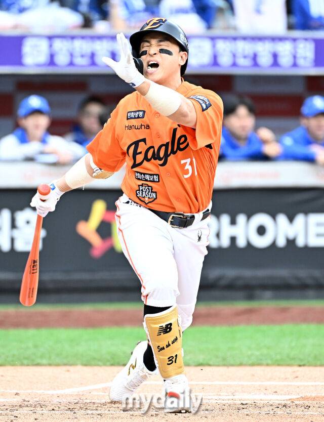 18일 오후 대전광역시 중구 대전 한화생명볼파크에서 진행된 '2025 프로야구 KBO리그 포스트시즌' 플레이오프(PO) 1차전 한화이글스와 삼성라이온즈의 경기. 한화 손아섭이 1회말 삼진을 당한 뒤 아쉬워 하고 있다./마이데일리