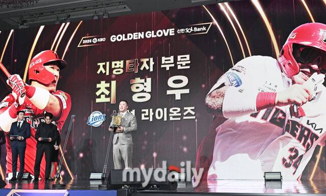 삼성 최형우가 9일 오후 서울 잠실 롯데호텔에서 진행된 '2025 KBO 골든글러브 시상식'에서 지명타자 골든글러브를 수상하고 있다. 포지션별 최고 선수를 가리는 '2025 KBO 골든글러브 시상식'은 투수와 포수, 지명타자, 1루수, 2루수, 3루수, 유격수, 외야수(3명) 등 총 10개 부문에 걸쳐 최고의 선수를 가린다./마이데일리